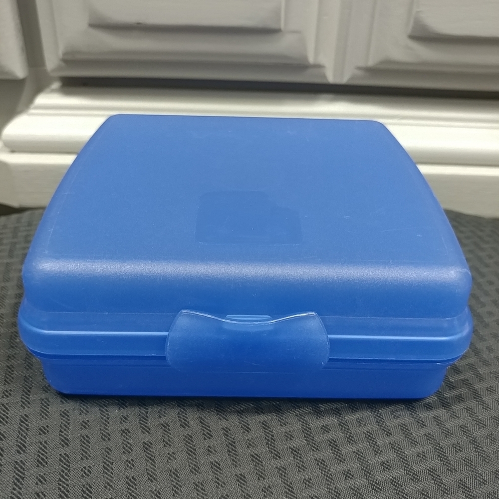 Tupperware Sandwich Container #3752C-1 Blue